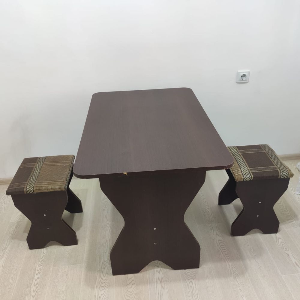 Продам стол с табуретками