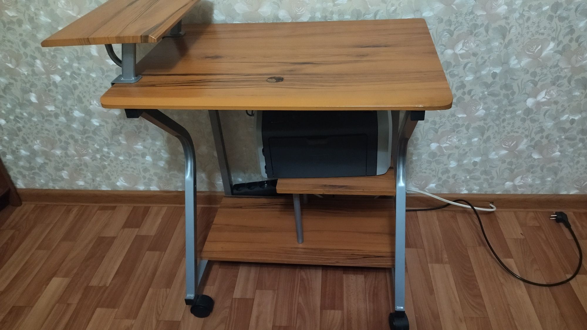 Продам Стол компьютерный