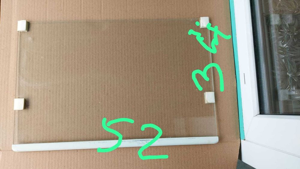 Стеклянная полка над овощными контейнерами холодильника Атлант