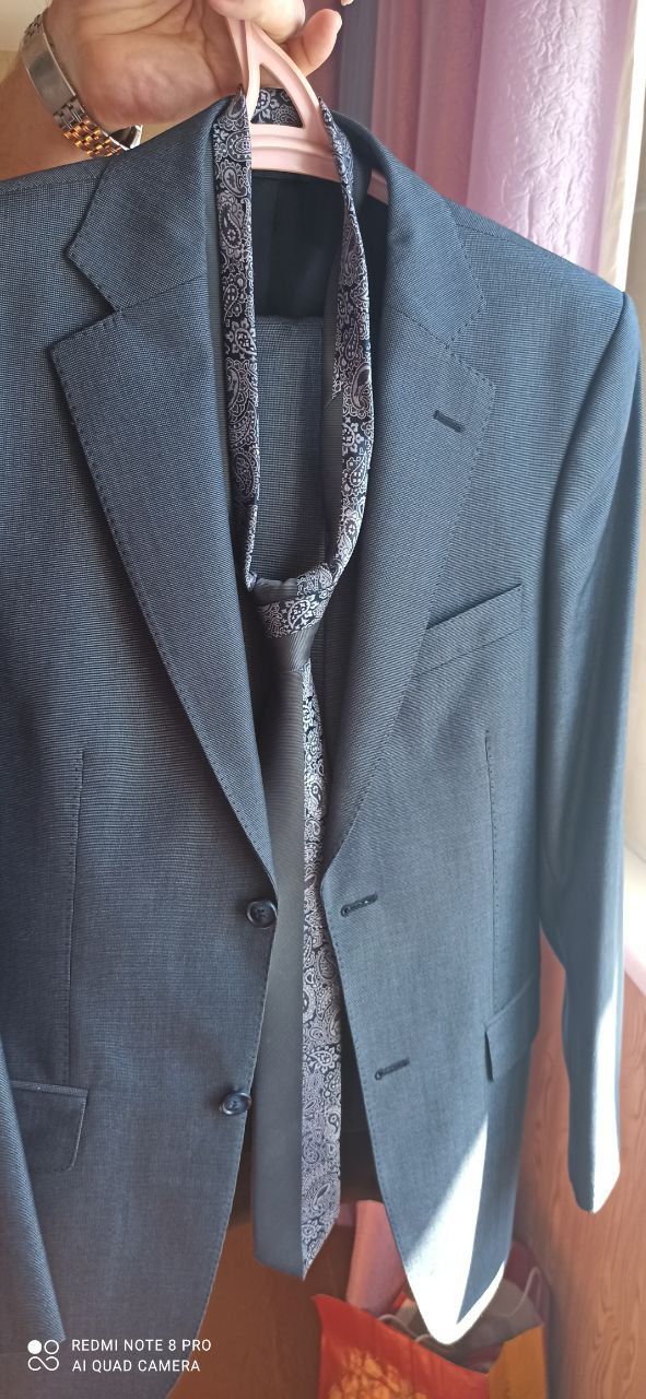 Мужской костюм серый  производство Италия галстук прилагается