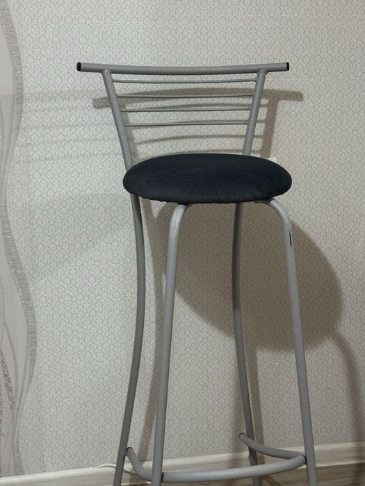 Стул высокий для макияжа