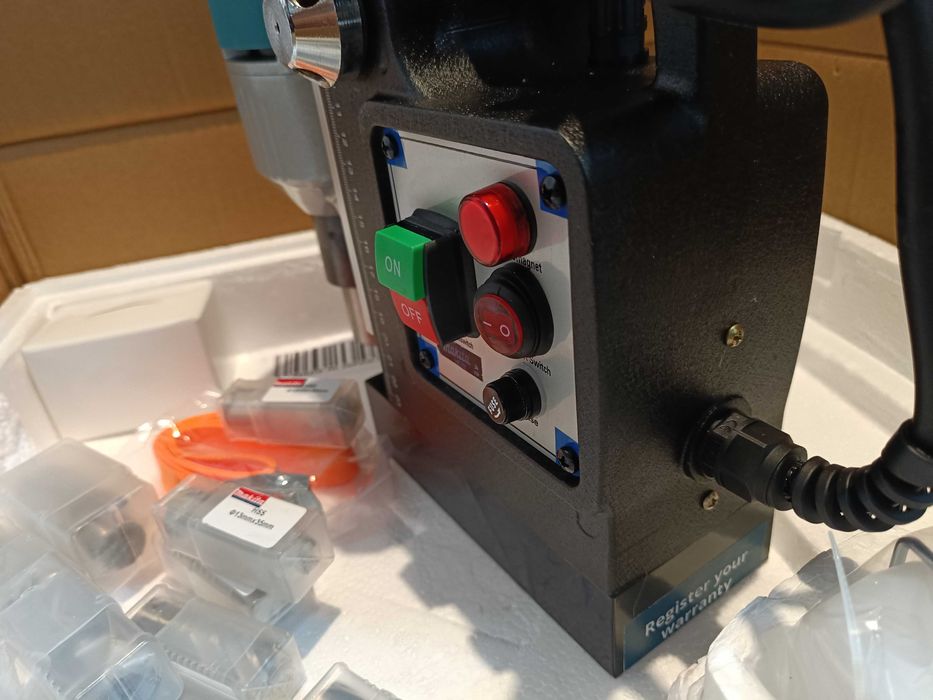 Mașina Industriala de găurit cu talpă magnetica Makita HB 350+Carote