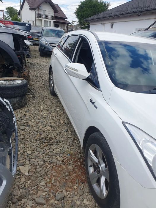 Dezmembrez Hyundai i40 an 2014 motor 1.7 crdi tip d4fd 136 cp oglinda oglinzi stanga dreapta maner exterior macara geam luneta parbriz telescop arc plafon turbina set injectoare brat suspensie amplificator audio sistem muzica camera marsarier dezmembrari