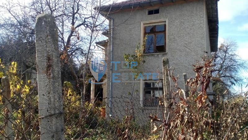 Двуетажна тухлена къща в с. Буря