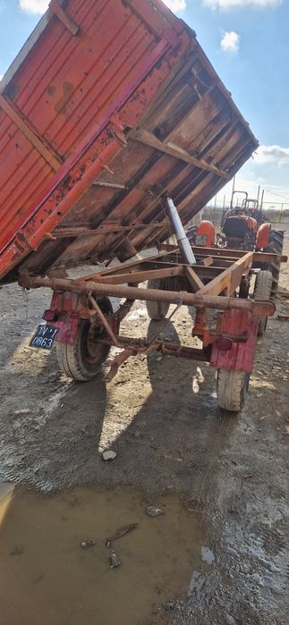 Remorca basculabila trilateral