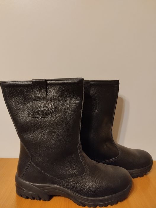 Рабочие сапоги, валенки и батинки