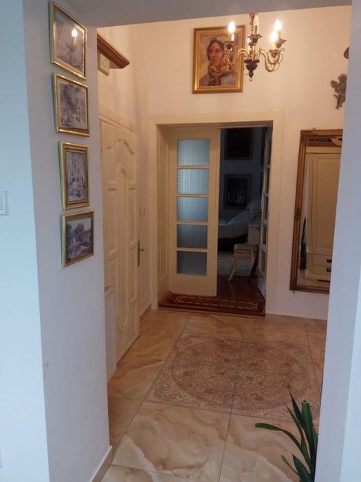 În Centrul Vechi,vând casă boierească,cu 2 spații comerciale!!!