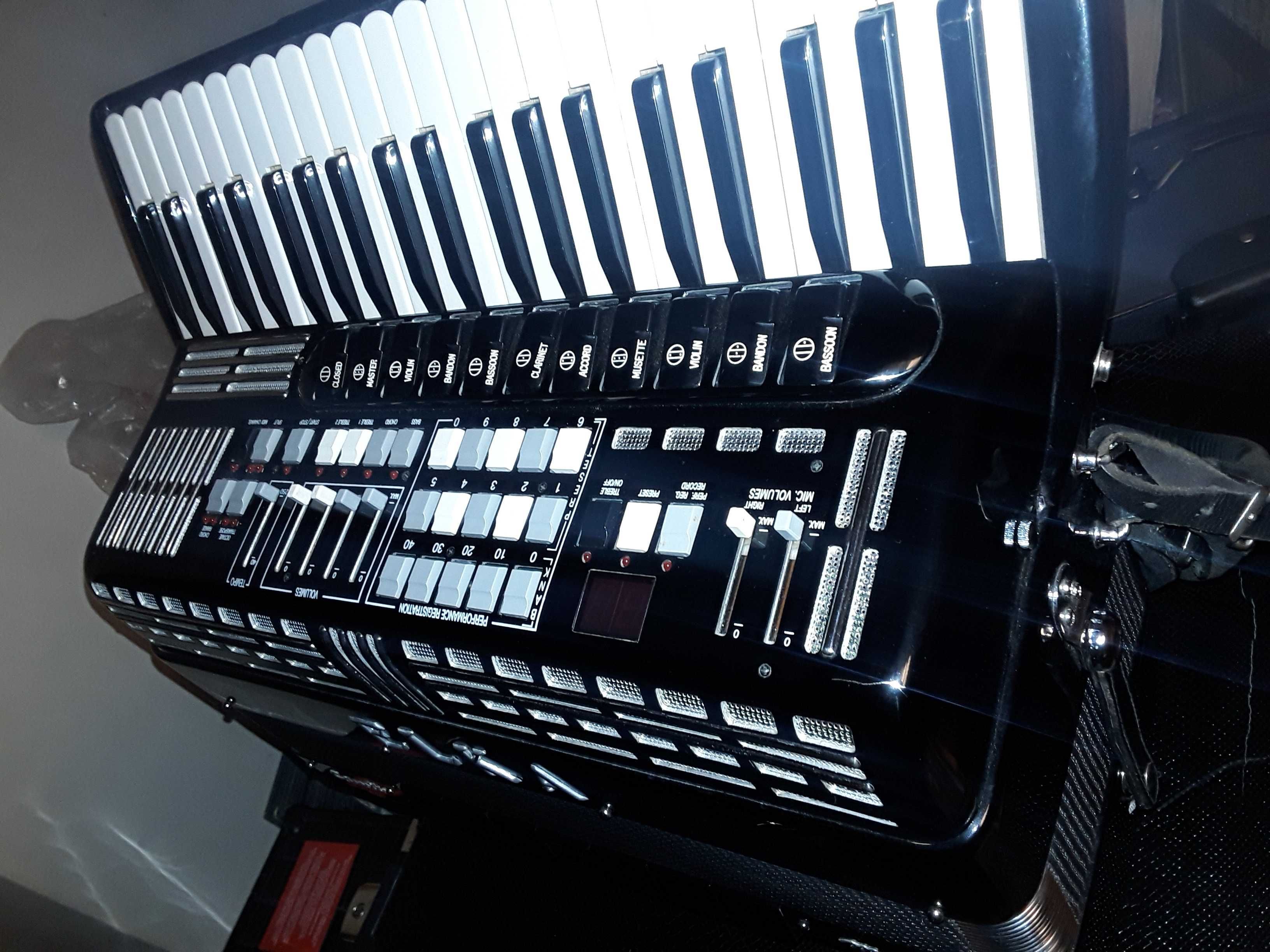 vand acordeon italian ELKA impecabil, ca nou cu midi de fabrică.