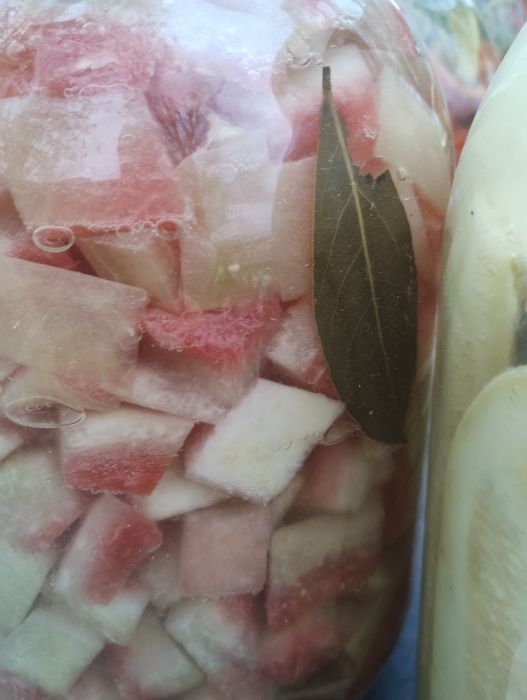 Borcane cu dulceață și muraturi