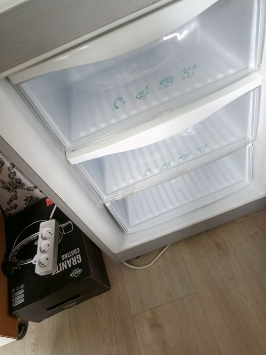Продам холодильник не рабочий на запчасти