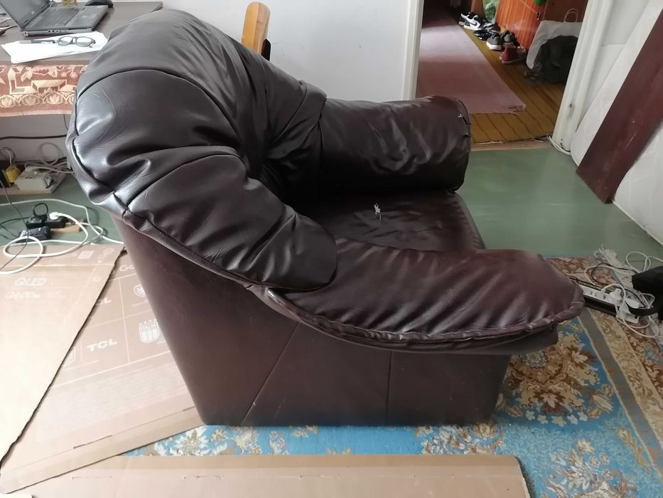 Fotoliu din piele maro, fotoliu din catifea albastru