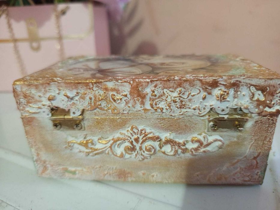 Луксозна кутийка за сватбени халки в стил бароков стил