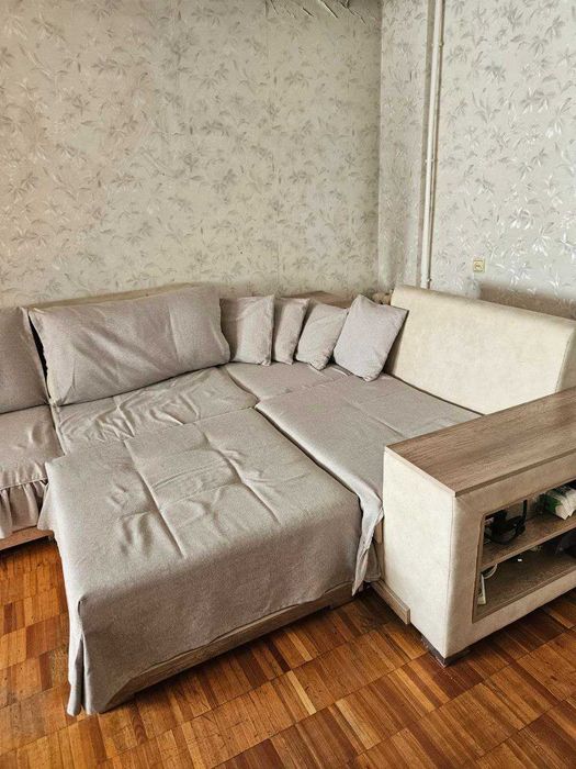 Гостиный уголок в хорошем состоянии с чехлом