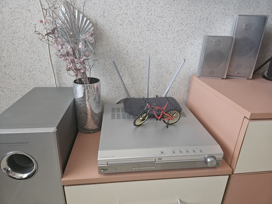 Продавам аудио система за домашно кино