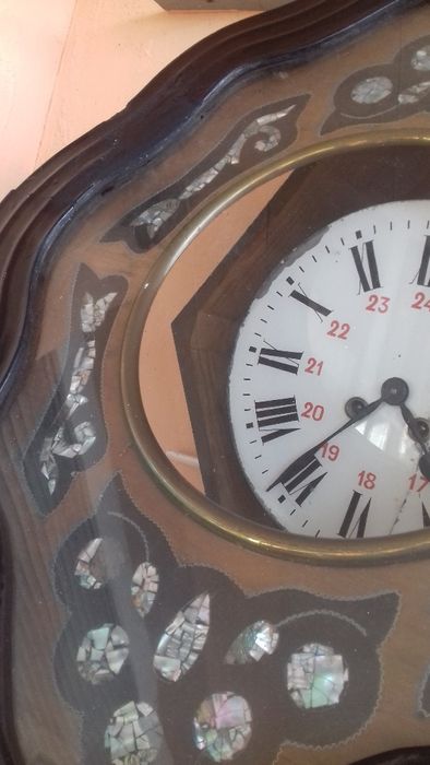 Старинен стенен механичен часовник