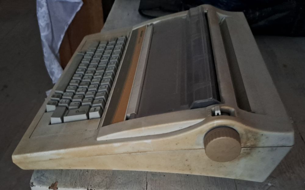 Masina de scris electrica Sharp PA-3000x defecta