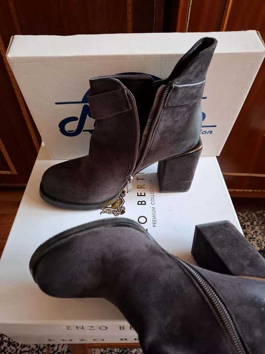 Botine cu toc, imitație de piele intoarsă, purtate o singură dată.