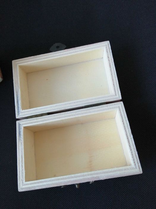 Doua cutii din lemn si ipsos pictate metoda servetelului decoratiuni