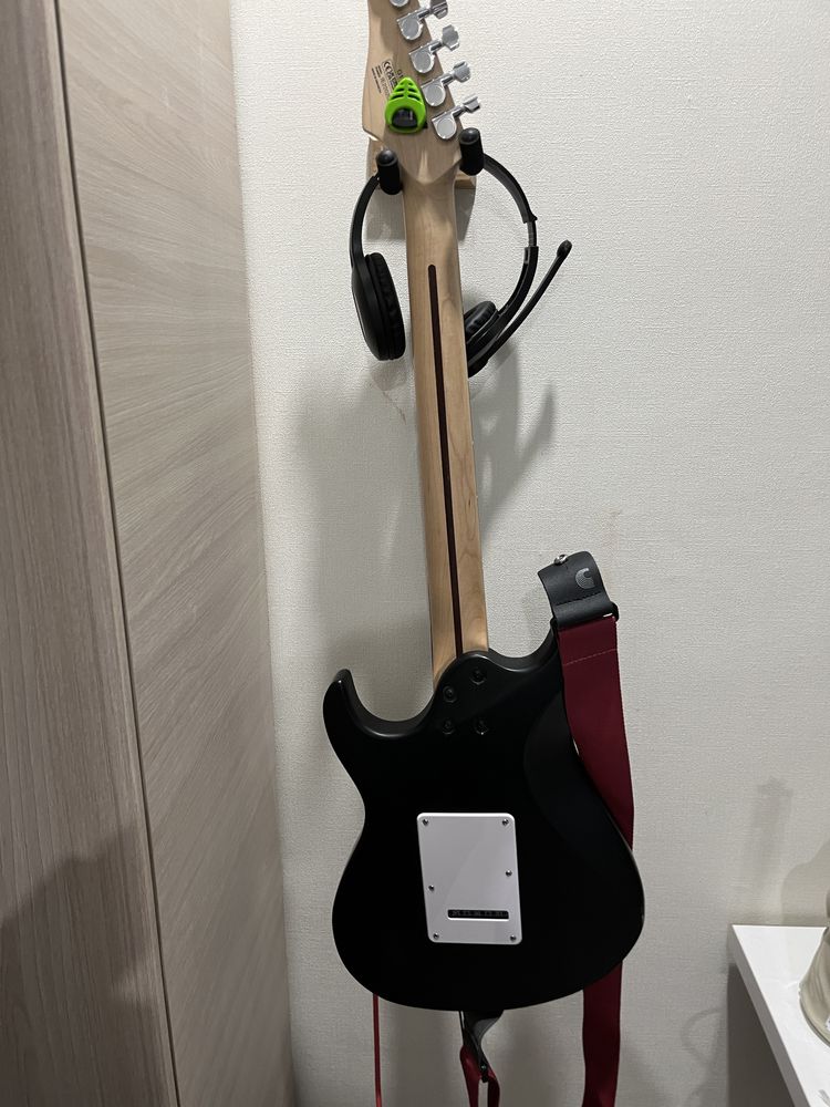 Продам электрогитару вместе с комбоуселителем гитара:cort g 110
