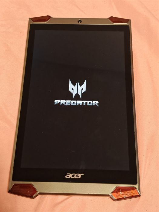 Продавам запазен таблет Acer Predator 8 (GT-810)