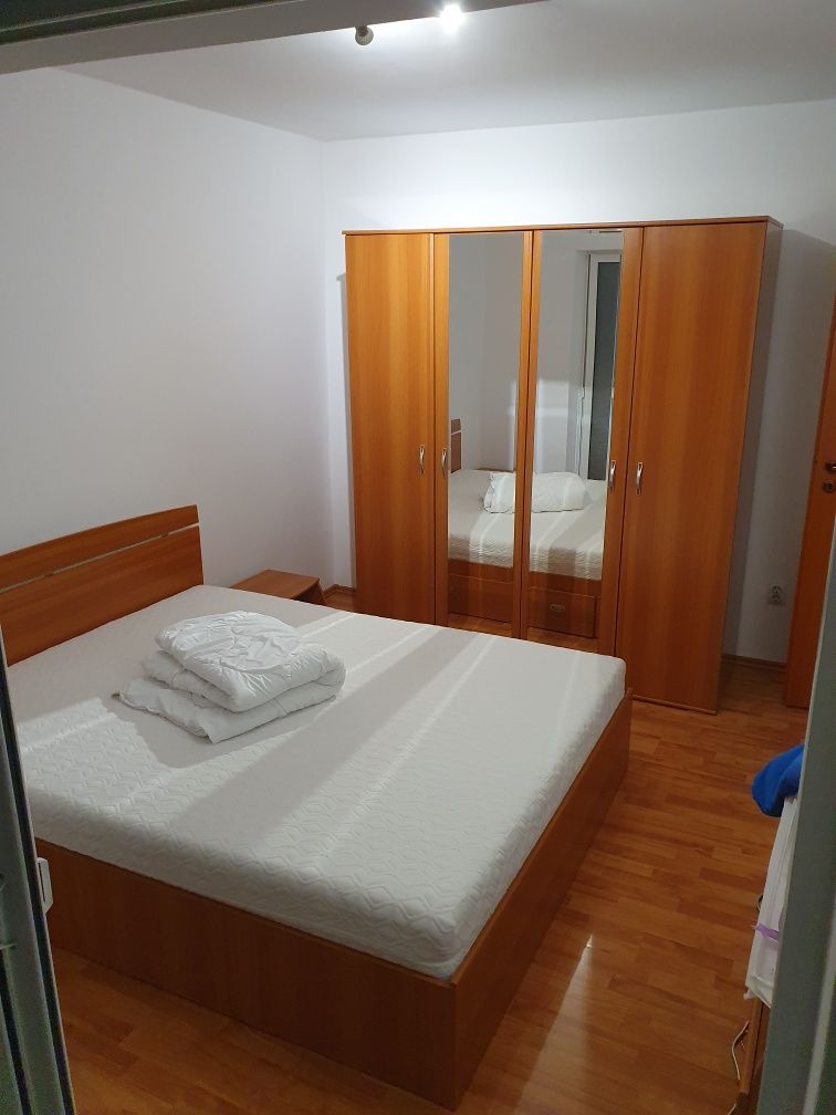 Închiriez apartament cu trei camere