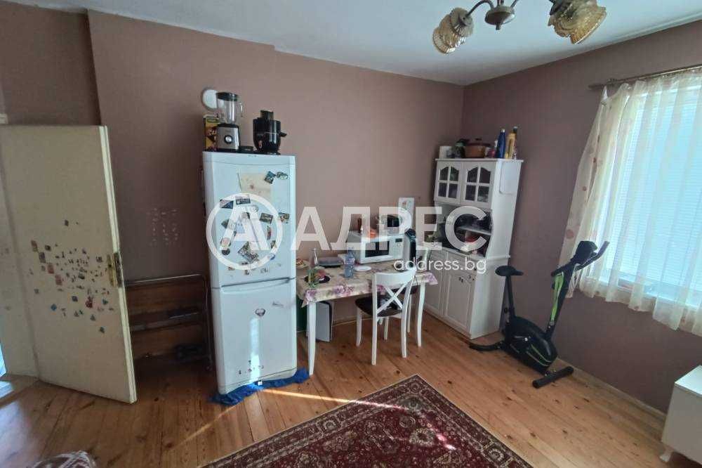 Двуетажна къща с два гаража в кв. "Добровски"!