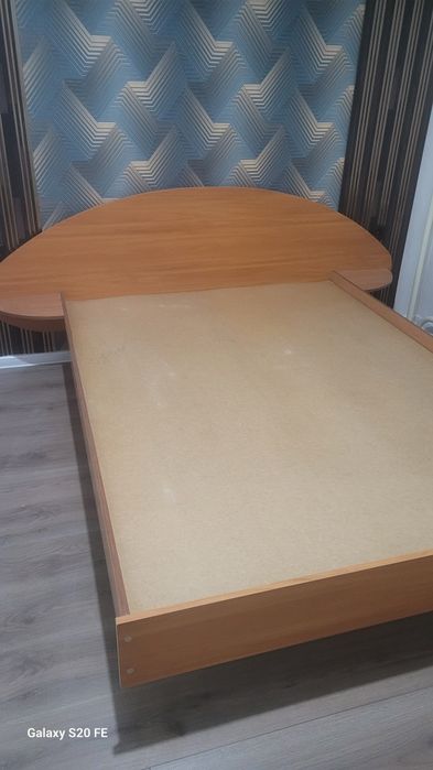 Продам двухспальную кровать с новым матрассом