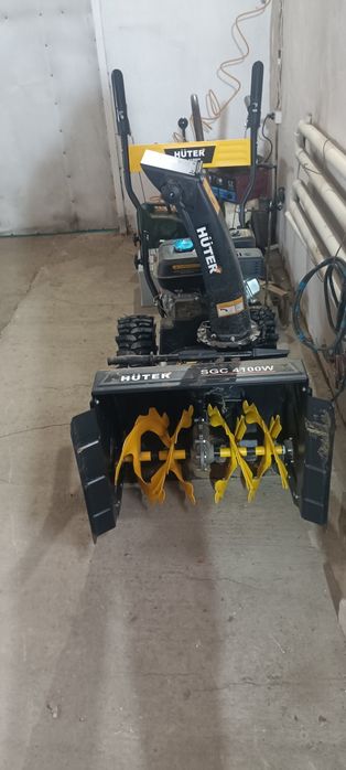 Продам снегоуборочную машину. За 250 000 состояние новое .