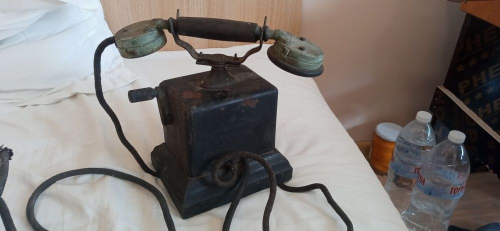 Много стар телефон