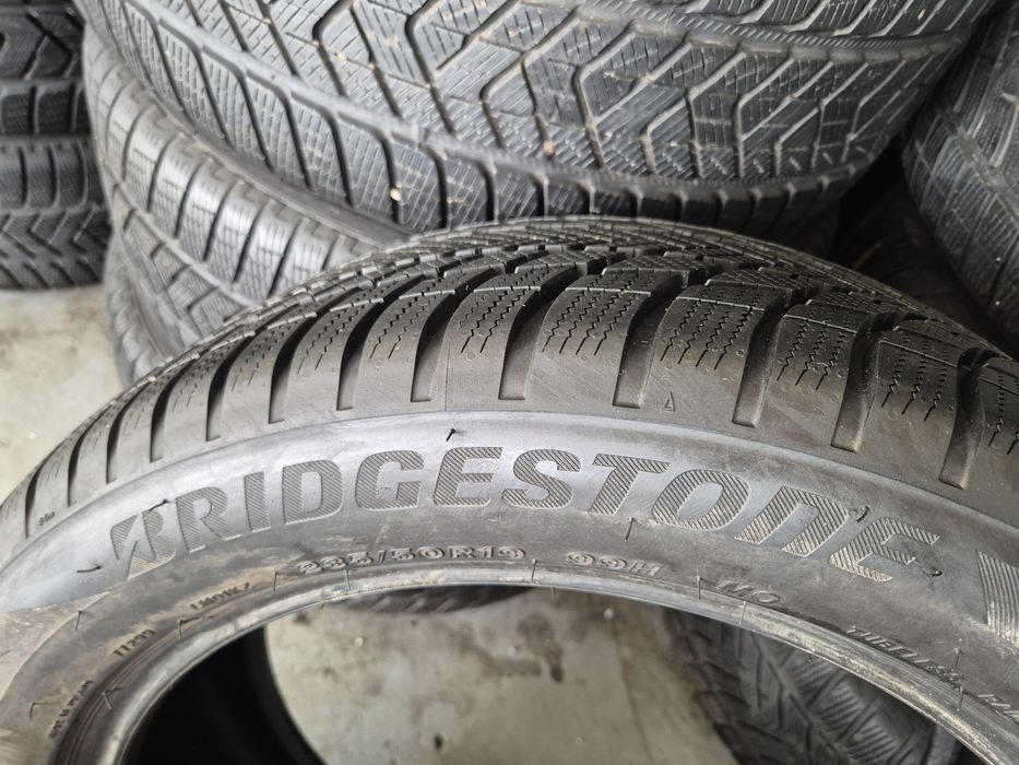 Vand set anvelope Brigestone 235.50.19 iarna