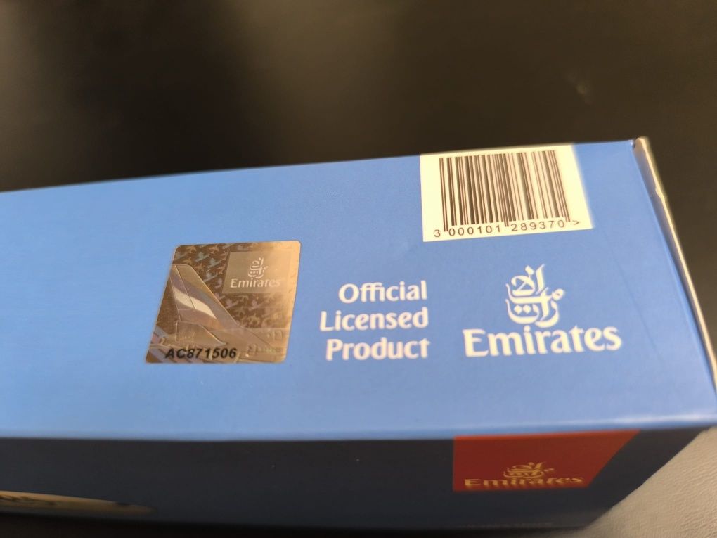 Macheta avion Emirates Boeing 777-300ER 1:200 originala, sigilată
Spec