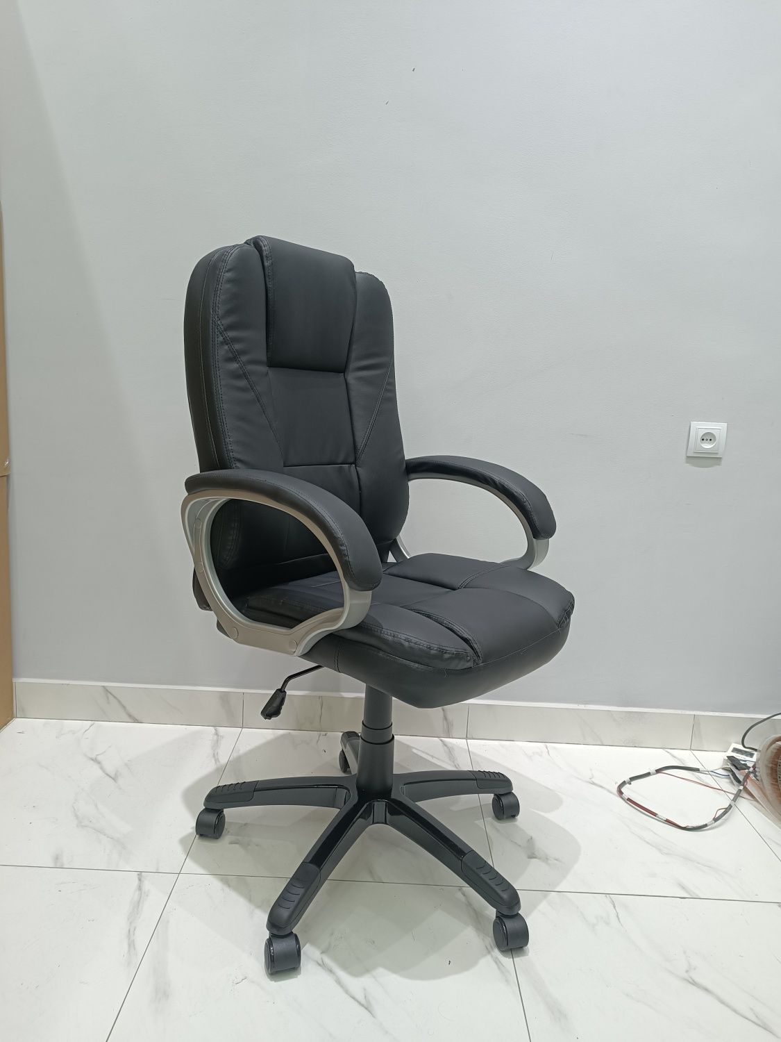Офисная кресла DeLeon обеспечит вам комфортную работу длительное время