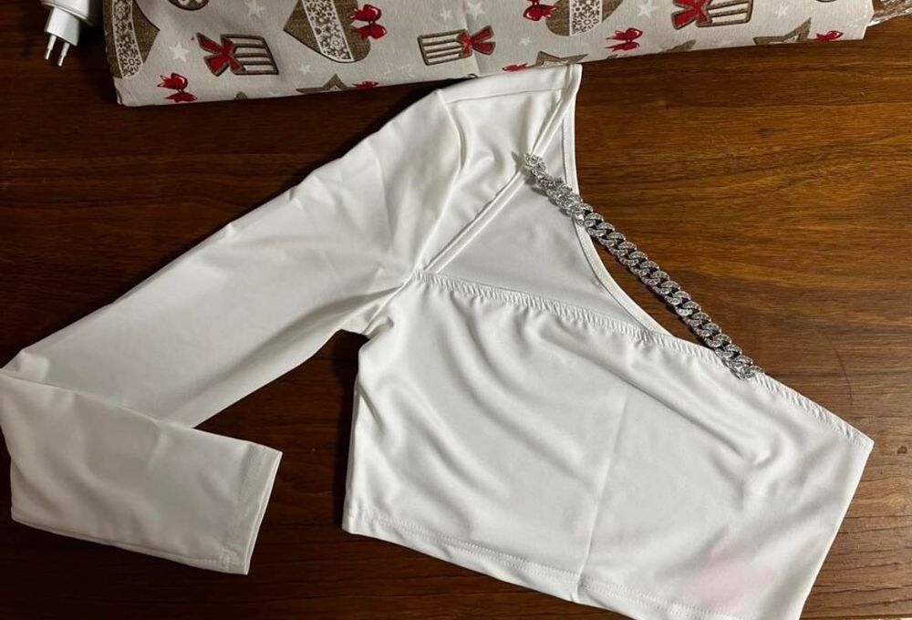 Чисто нова бяла блуза с един ръкав