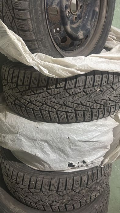 продам зимние шины на штатных дисках с колпаками  цена за комплект