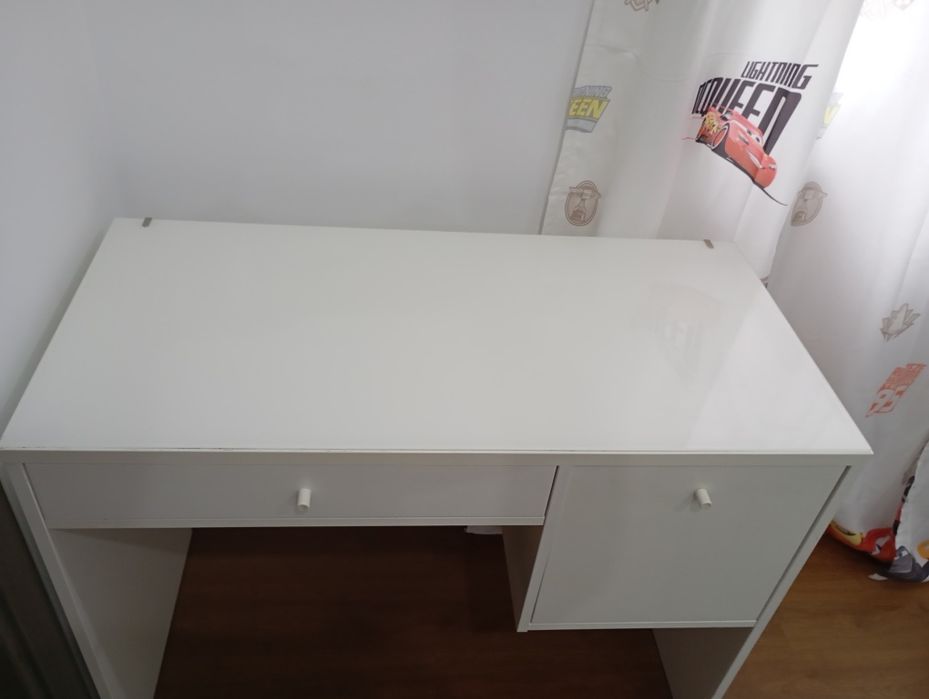 Vând birou pret 450 neg