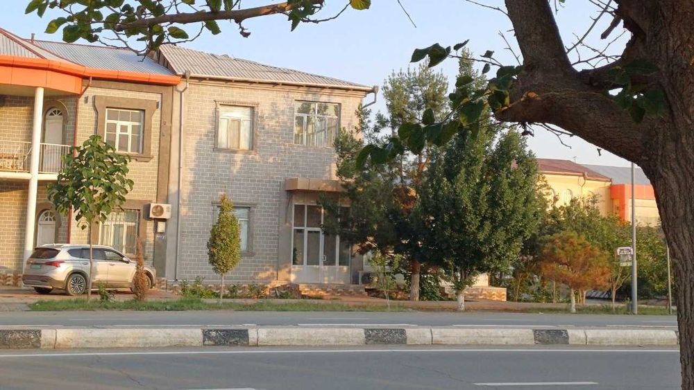 УрДУ рупарасида 2 каватли ховли жой сотилади(450м2)тайер бизнеси бн.