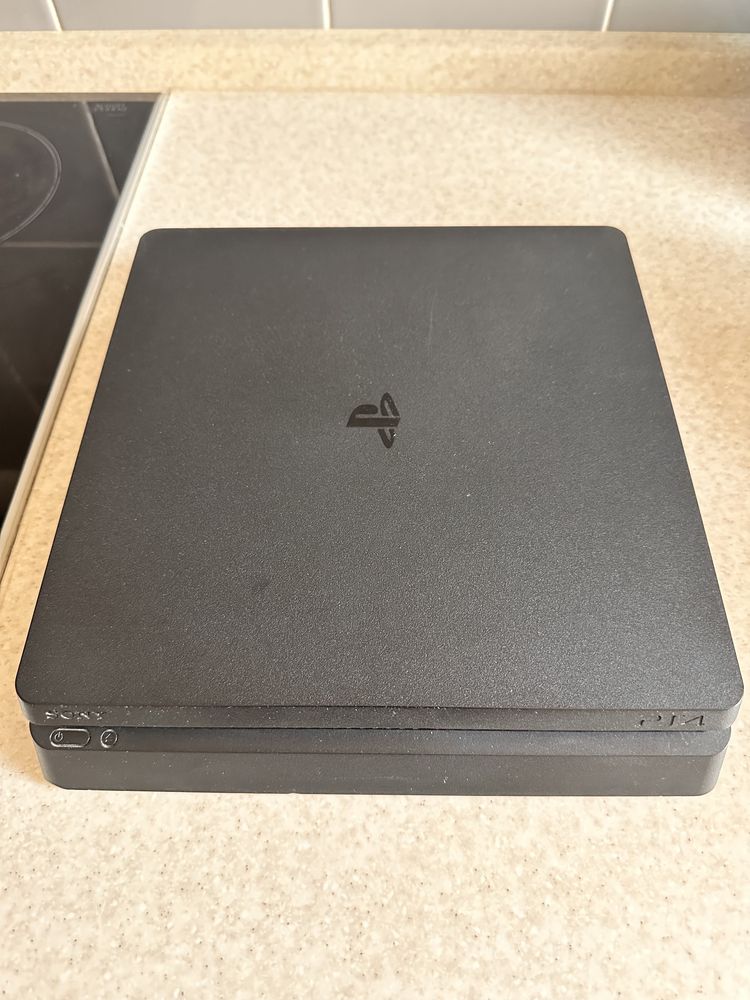 Продам игровую приставку Sony PlayStation 4