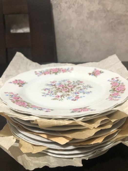 тарелки, супницы, ложки, вилки, скалка, кружки