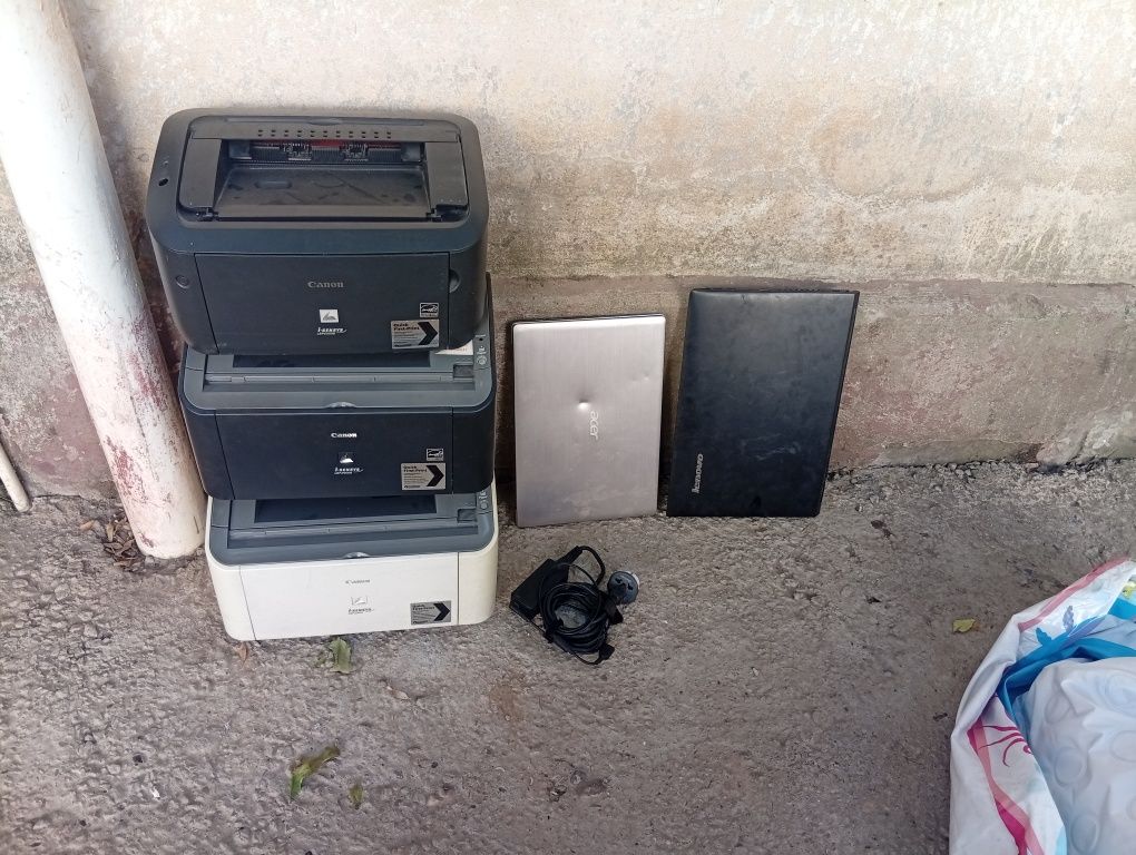 Принтер три штук ноутбук две штук