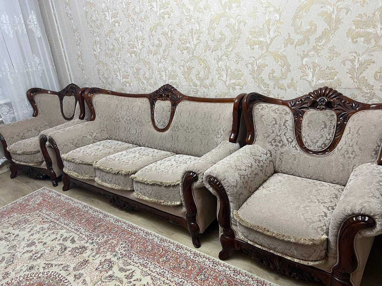 Продам диван с креслами