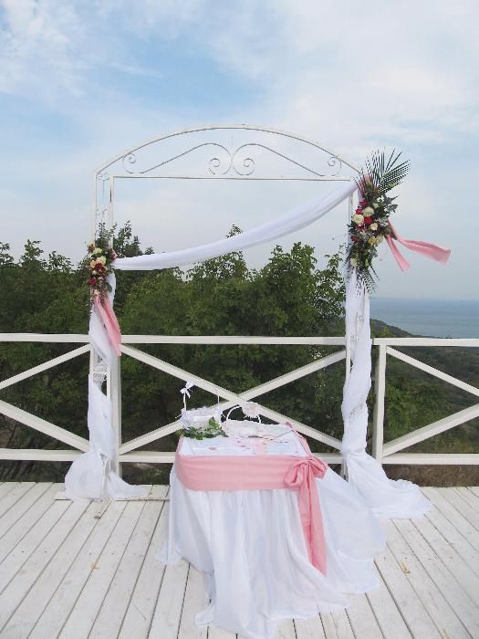 Сватбена декорация,Водещ на изнесен ритуал; сватбена арка