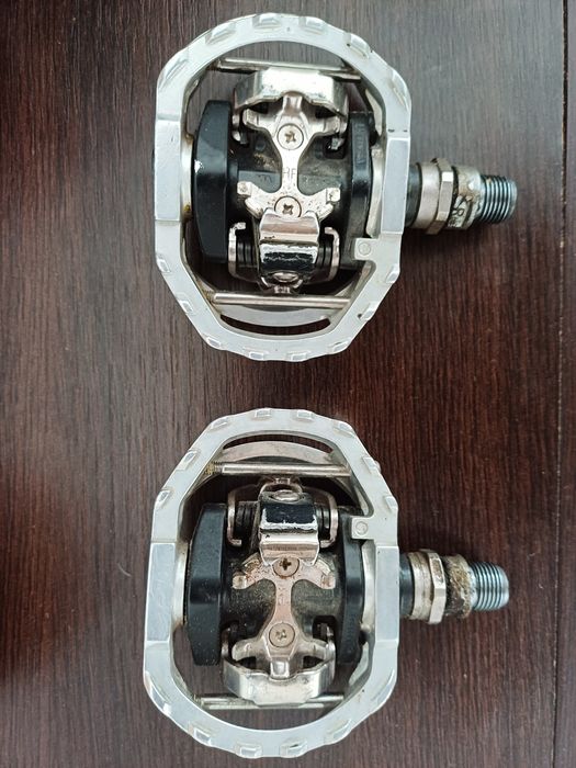 Vând set de pedale cu prindere