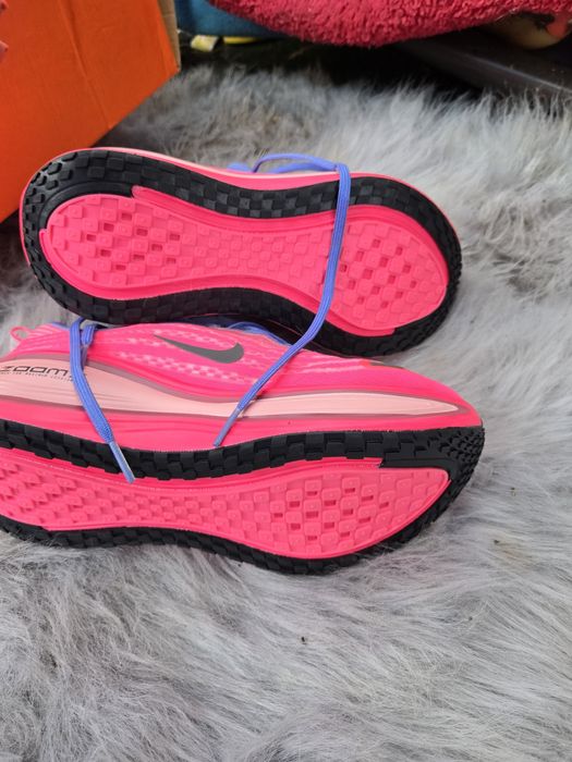 Nike Vomero 18 plus оригинални дамски сникърси нови 39 номер