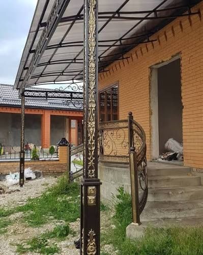 Изготовления и установка.Козырьков и бельевых роликов.