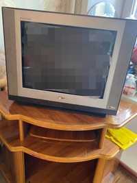 Старая модель Lq телевизор и тумба