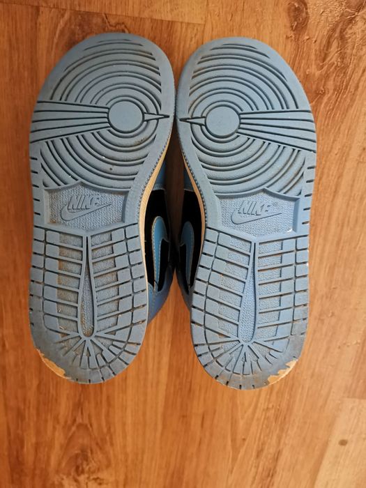 Vând Air Jordan 1 Mid University Blue