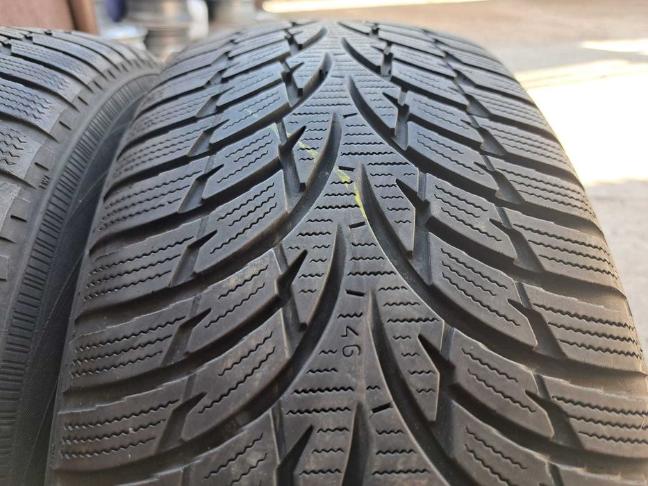 Anvelope desperecheate 245/35 R20 Hankook și 215/65 R15 Nokian