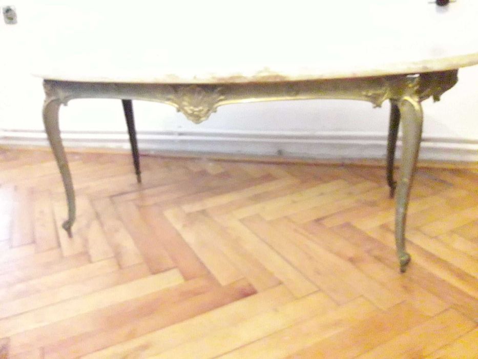 Masa ovala cu cadru si picor din bronz blat din onix