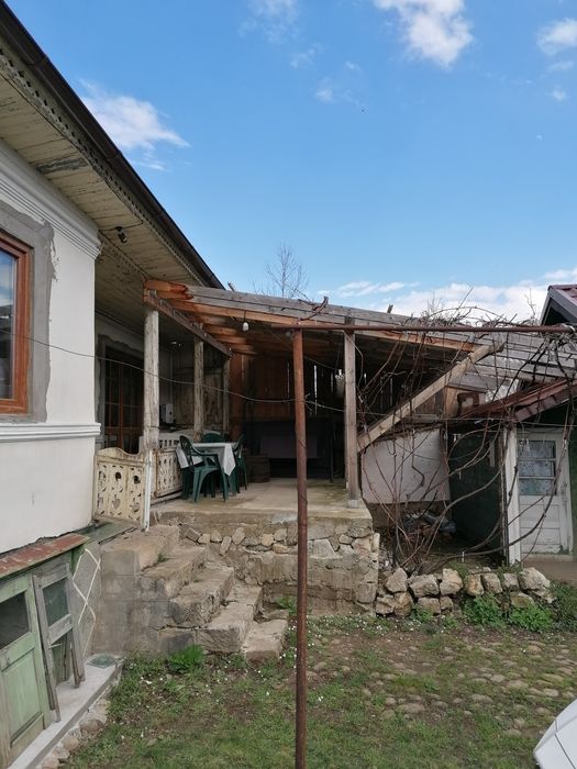 Vând casa și teren (gradina+curti constructii)