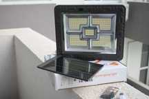 Proiector cu panou solar cu 4 acumulatori si telecomanda drumetii